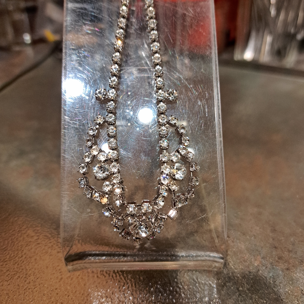 Elegant Silver Necklace with Crystal Accents